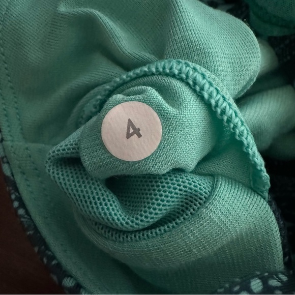 Lululemon Tank Womens 4 Green Twist & Toll 2 in 1 Yoga Gym Workout Athleisure - Picture 6 of 10